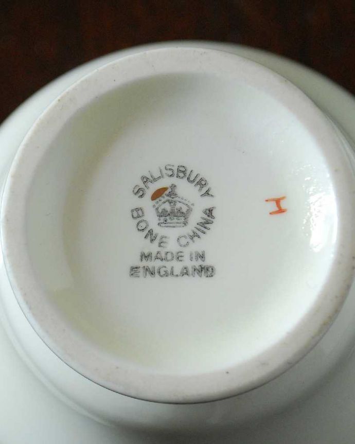 アンティーク 陶磁器の雑貨　アンティーク雑貨　SALISBURY（ソールズベリー）のミルクポット、イギリスアンティーク陶磁器 。裏側には品質の証製造メーカー保証の意味がこもった窯印、ポーセリンマークがあります。(m-2723-z)