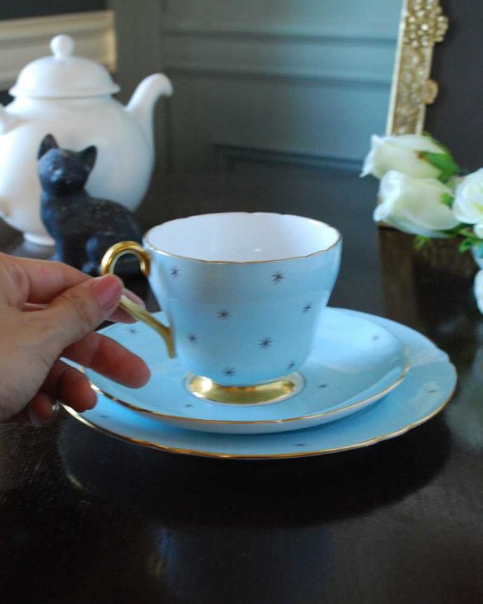 シェ―リー窯　アンティーク雑貨　淡いブルーにゴールドのフチが上品なシェリー窯のアンティークカップ＆ソーサー（トリオ）。お茶の時間をもっと優雅に･･･眺めているだけじゃもったいないので、実用的に使って下さい。(m-2725-z)