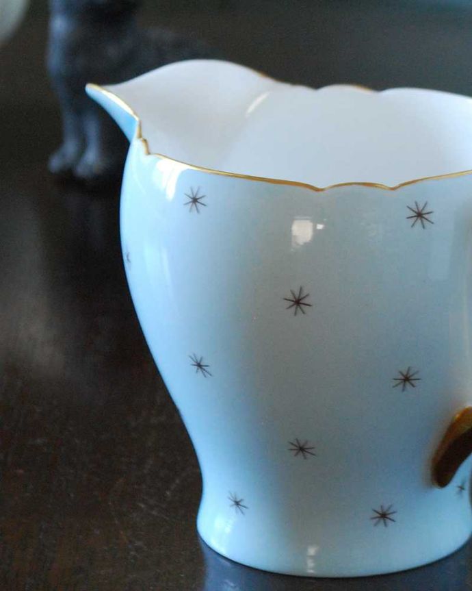 シェ―リー窯　アンティーク雑貨　淡いブルーにゴールドのフチが上品なシェリー窯のアンティークミルクジャグ（ピッチャー）。お茶の時間に欠かせないミルクピッチャー紅茶を愛する英国のお茶の時間に欠かせないミルクティーのために作られた陶磁器のミルクピッチャー。(m-2727-z)