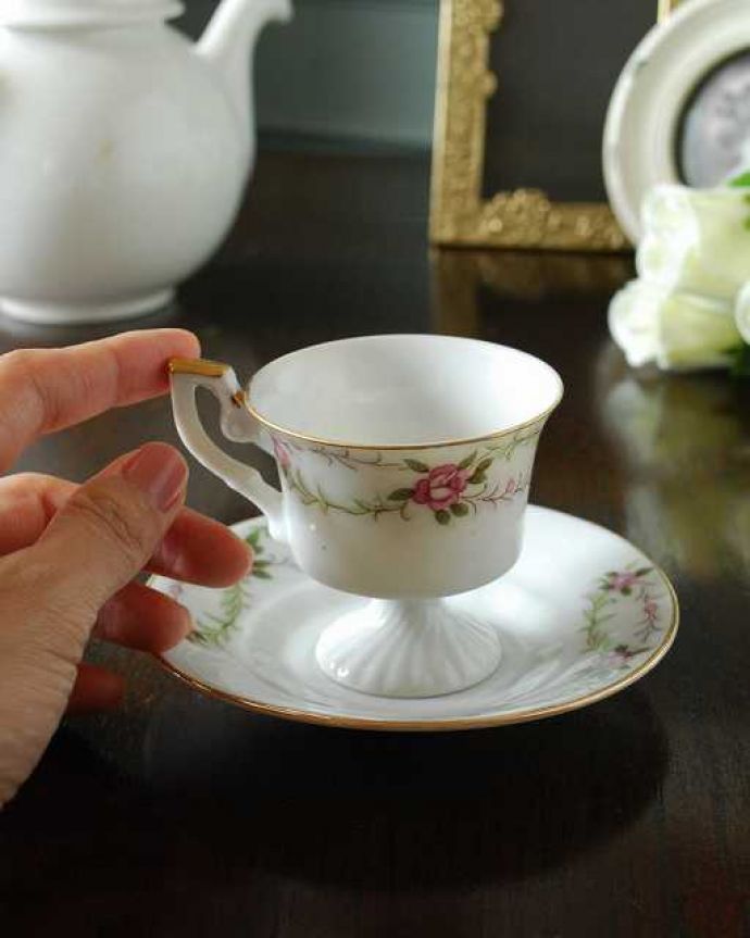 アンティーク 陶磁器の雑貨　アンティーク雑貨　イギリスで見つけたアンティーク陶磁器、薔薇の可愛いカップ＆ソーサー。お茶の時間をもっと優雅に･･･眺めているだけじゃもったいないので、実用的に使って下さい。(m-2749-z)