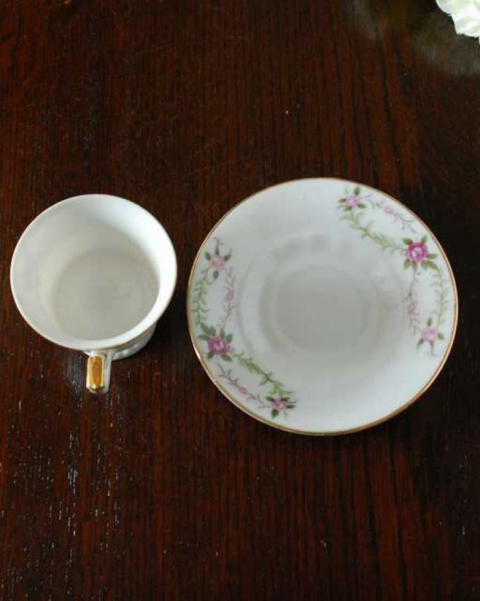 アンティーク 陶磁器の雑貨　アンティーク雑貨　イギリスで見つけたアンティーク陶磁器、薔薇の可愛いカップ＆ソーサー。上から見るとこんな感じです状態のいいものだけを選んでいますが、アンティークなのでキズや欠けがある場合があります。(m-2749-z)