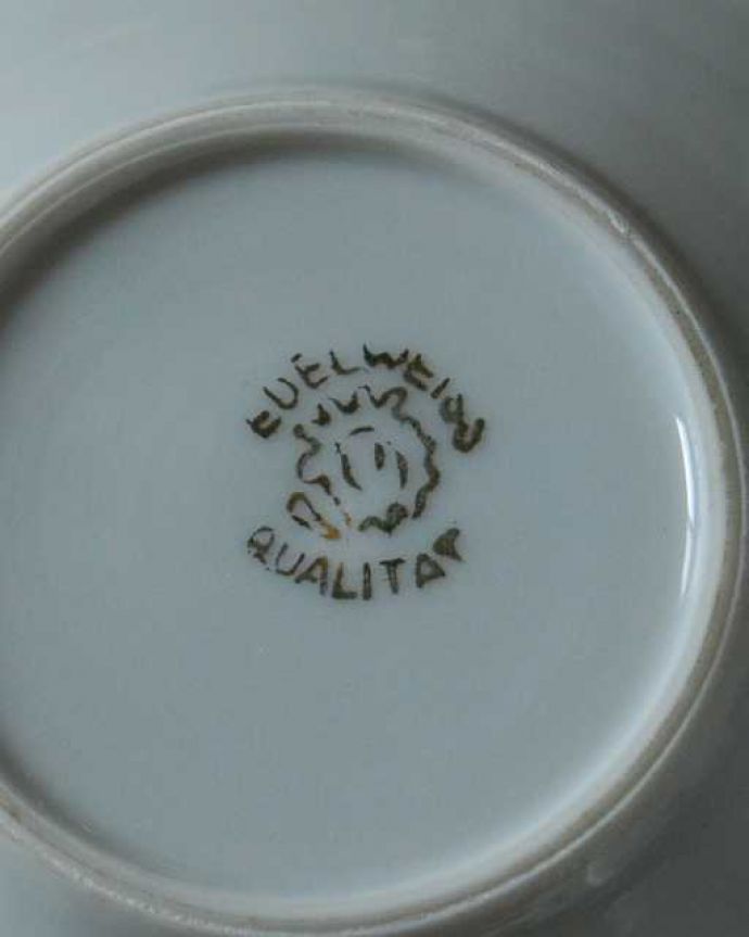アンティーク 陶磁器の雑貨　アンティーク雑貨　イギリスで見つけたアンティーク陶磁器、薔薇の可愛いカップ＆ソーサー。裏側には品質の証製造メーカー保証の意味がこもった窯印、ポーセリンマークがあります。(m-2749-z)