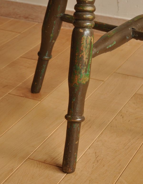 板座面　アンティーク チェア　イギリスから届いた可愛いアンティークチェア、木製のスツール。メンテナンスをしっかりしているので、男性の方でも安心してお掛けください。(m-275-c-1)