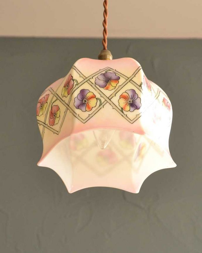 ペンダントライト　照明・ライティング　紫とピンクのパンジーが可愛いアンティークシェード(コード・シャンデリア電球・ギャラリーなし)。。(m-2753-z)