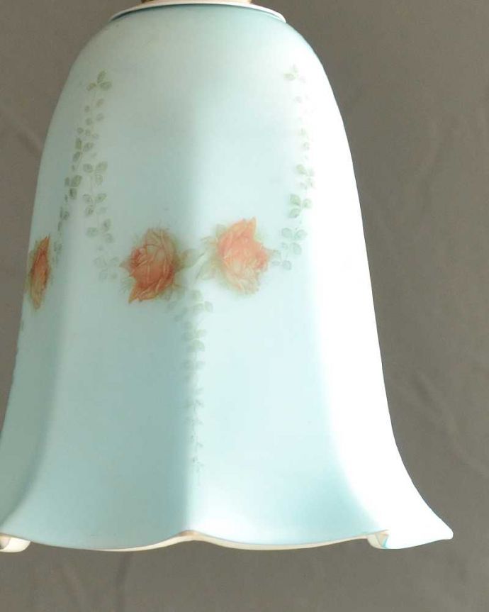 ペンダントライト　照明・ライティング　薔薇のガーランドが美しいアンティークガラスのペンダントランプ(コード・シャンデリア電球・白リング２枚付き)。。(m-2756-z)