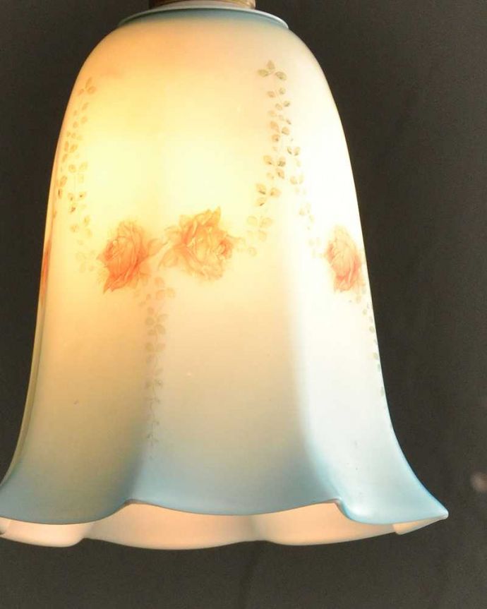 ペンダントライト　照明・ライティング　薔薇のガーランドが美しいアンティークガラスのペンダントランプ(コード・シャンデリア電球・白リング２枚付き)。。(m-2756-z)