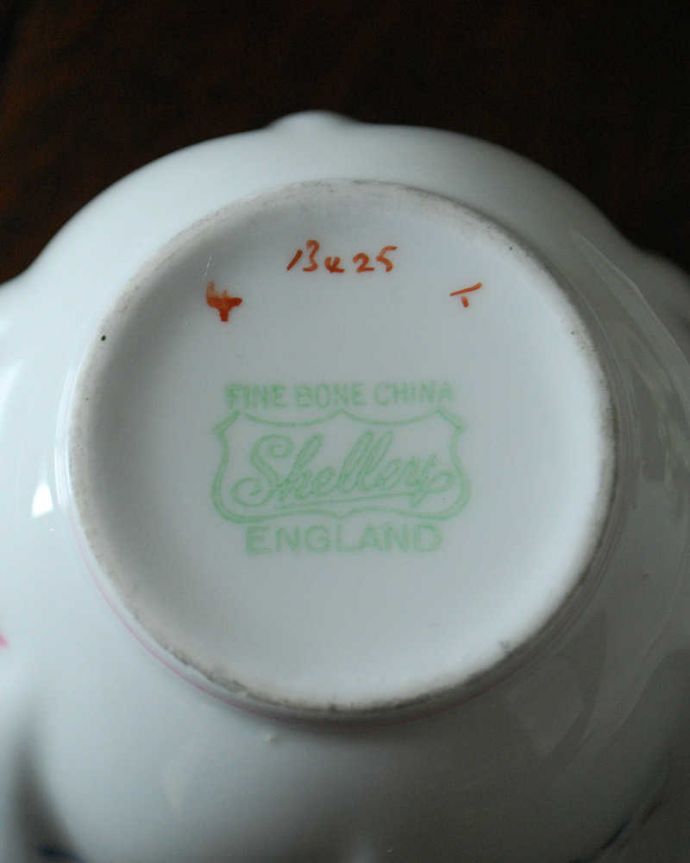 アンティーク 陶磁器の雑貨　アンティーク雑貨　シェリー窯Daintyシェイプ、アンティークカップ＆ソーサートリオ（ローズ＆レッドデイジー）。裏側には品質の証1945～1966年製造のシェリーのバックスタンプがあります。(m-2767-z)
