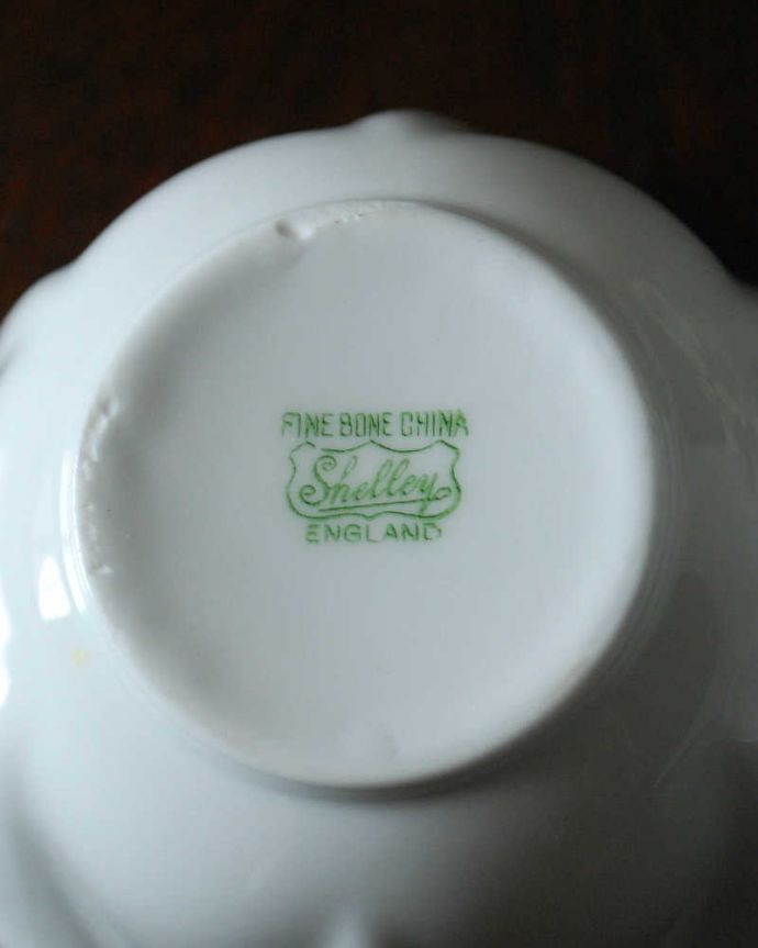 シェ―リー窯　アンティーク雑貨　シェリー窯ホワイトのDaintyシェイプ、アンティークカップ＆ソーサー。裏側には品質の証1945～1966年製造のシェリーのバックスタンプがあります。(m-2770-z)