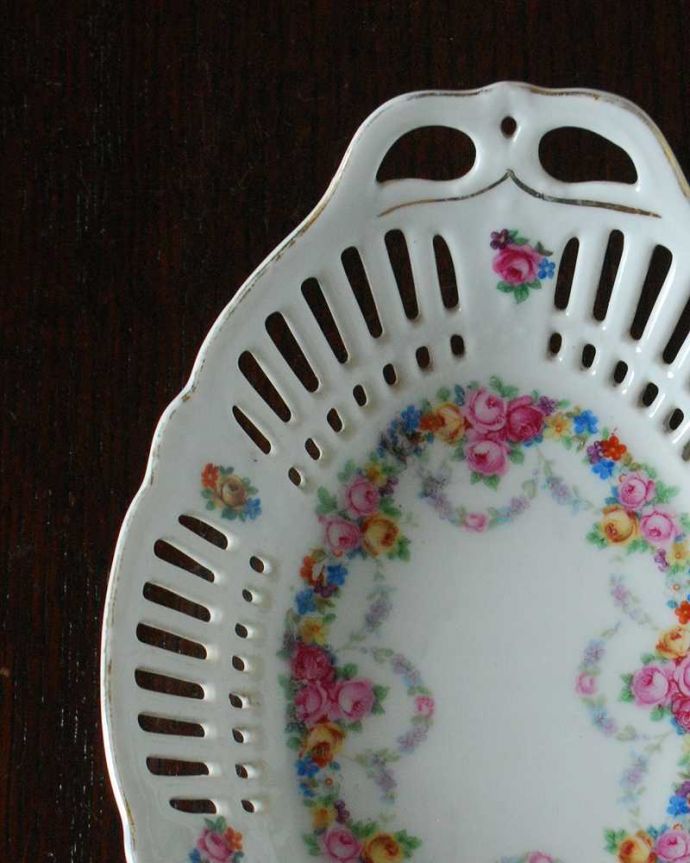 アンティーク 陶磁器の雑貨　アンティーク雑貨　イギリスで見つけた小さな薔薇のミニディッシュ、小さなアンティークプレート。持ち手つきの可愛いプレート何を入れても可愛く見えちゃうコンパクトサイズのお皿。(m-2780-z)