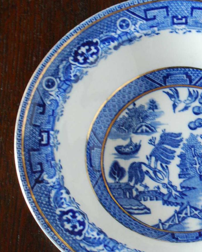 アンティーク 陶磁器の雑貨　アンティーク雑貨　イギリスから到着したブルーウィローの陶磁器食器(ボール)。テーブルがパッと華やかに目にパッと華やかな青×白の色使いが素敵な深皿です。(m-2784-z)