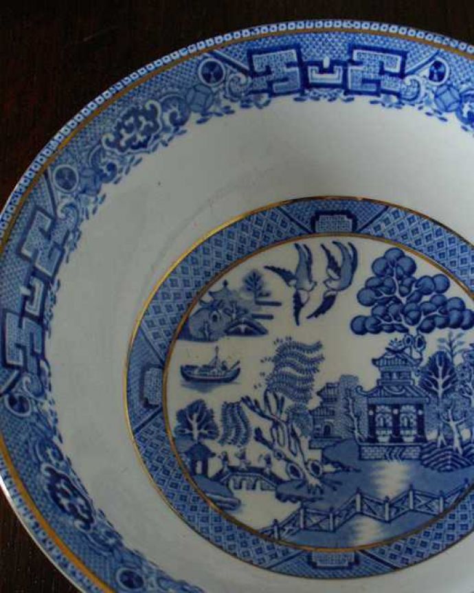 アンティーク 陶磁器の雑貨　アンティーク雑貨　イギリス輸入アンティーク雑貨、英国伝統のデザインウィローパターンボール。テーブルがパッと華やかに目にパッと華やかな青×白の色使いが素敵な深皿です。(m-2785-z)