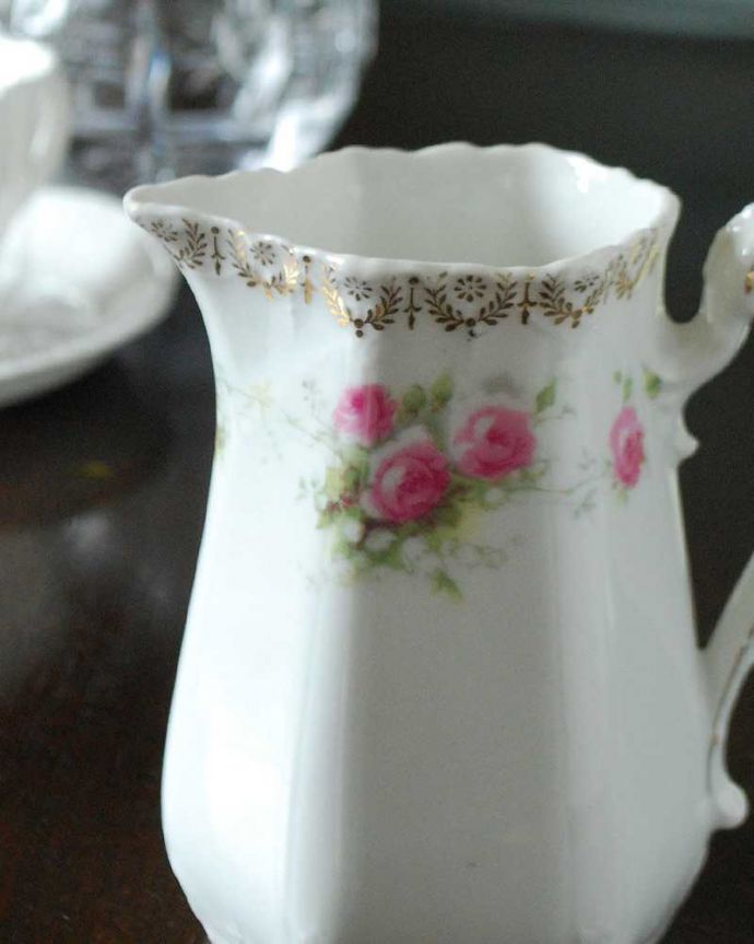 アンティーク 陶磁器の雑貨　アンティーク雑貨　金彩×小さなピンクの薔薇が咲いている、可愛いイギリスアンティークのミルクポット（大）。お茶の時間に欠かせないミルクピッチャー紅茶を愛する英国のお茶の時間に欠かせないミルクティーのために作られた陶磁器のミルクピッチャー。(m-2790-z)