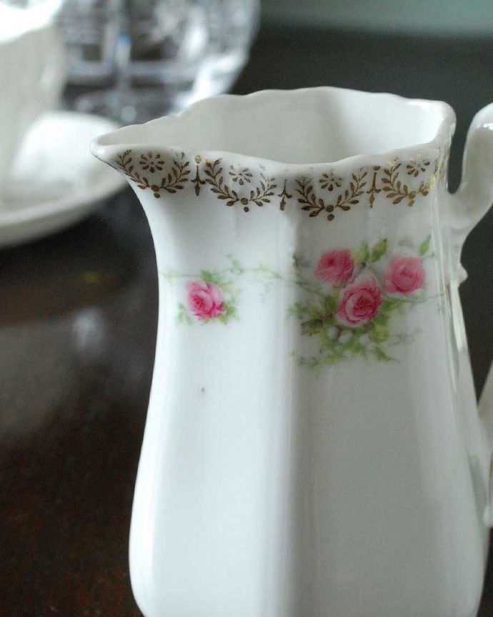 アンティーク 陶磁器の雑貨　アンティーク雑貨　金彩×小さなピンクの薔薇が咲いている、可愛いイギリスアンティークのミルクポット。お茶の時間に欠かせないミルクピッチャー紅茶を愛する英国のお茶の時間に欠かせないミルクティーのために作られた陶磁器のミルクピッチャー。(m-2791-z)