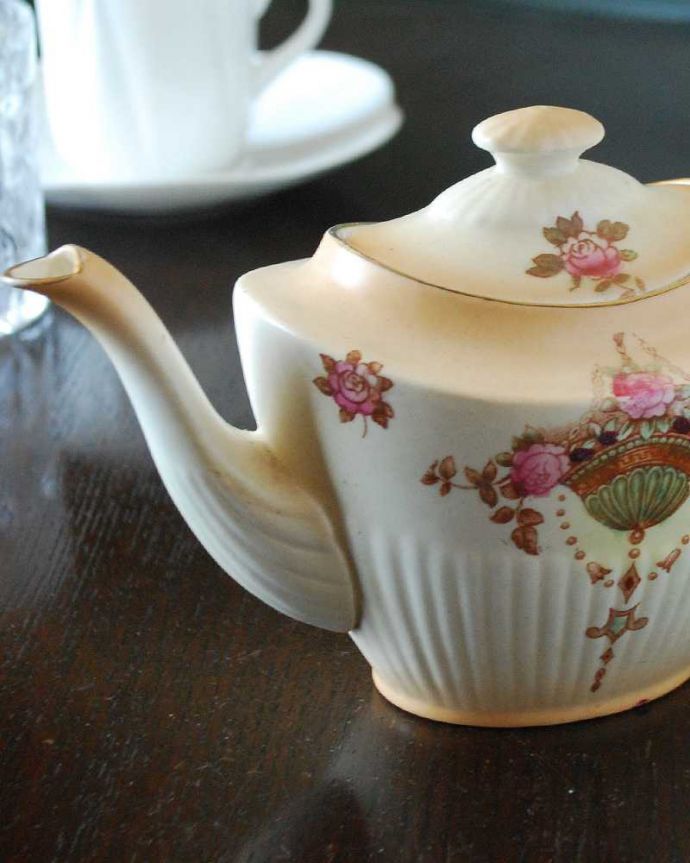 アンティーク 陶磁器の雑貨　アンティーク雑貨　英国輸入の陶磁器、ロイヤルデボン（ROYAL DEVON）のアンティークミニポット。お茶の時間に欠かせないティーポット紅茶を愛する英国のお茶の時間に欠かせない陶磁器のティーポット。(m-2795-z)