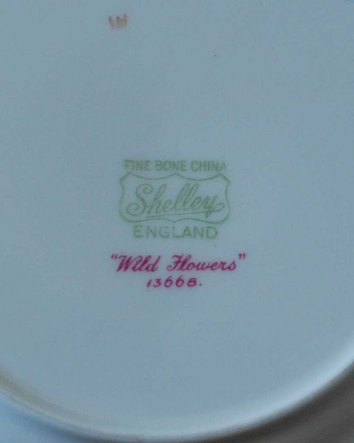 シェ―リー窯　アンティーク雑貨　シェリーのワイルドフラワー（Wild Flower）、アンティークカップ＆ソーサートリオ。裏側には品質の証1945～1966年製造のシェリーのバックスタンプがあります。(m-2796-z)