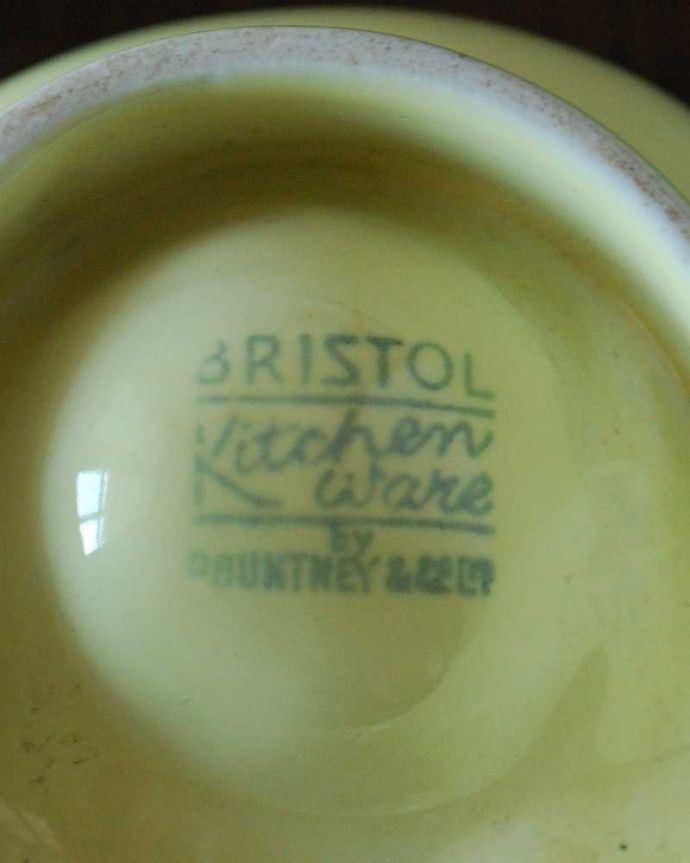 アンティーク 雑貨のガラス小物　アンティーク雑貨　イギリスで見つけた可愛い黄色のバラゼリーモールド（Bristol Kitchen Ware Pountney & Co）。裏側には品質の証製造メーカー保証の意味がこもった窯印、ポーセリンマークがあります。(m-2810-z)