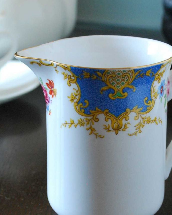 アンティーク 陶磁器の雑貨　アンティーク雑貨　ブルー×ゴールドのクラシックなボーンチャイナのミルクポット（WINDSOR）。お茶の時間に欠かせないミルクピッチャー紅茶を愛する英国のお茶の時間に欠かせないミルクティーのために作られた陶磁器のミルクピッチャー。(m-2813-z)