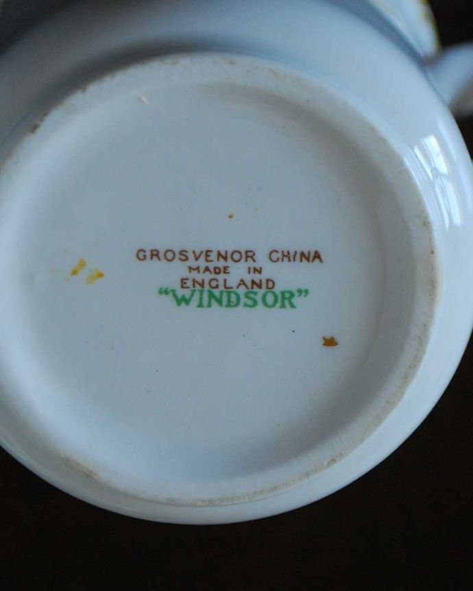 アンティーク 陶磁器の雑貨　アンティーク雑貨　ブルー×ゴールドのクラシックなボーンチャイナのミルクポット（WINDSOR）。裏側には品質の証製造メーカー保証の意味がこもった窯印、ポーセリンマークがあります。(m-2813-z)