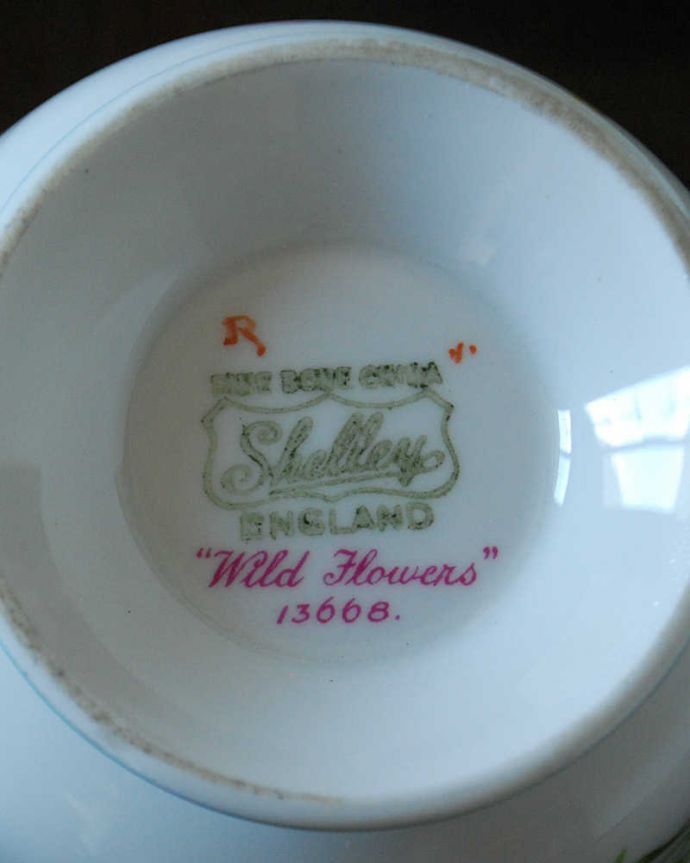 シェ―リー窯　アンティーク雑貨　可憐なお花のシェリー窯（ワイルドフラワー）アンティーク カップ＆ソーサーモーニングトリオ。裏側には品質の証1945～1966年製造のシェリーのバックスタンプがあります。(m-2815-z)