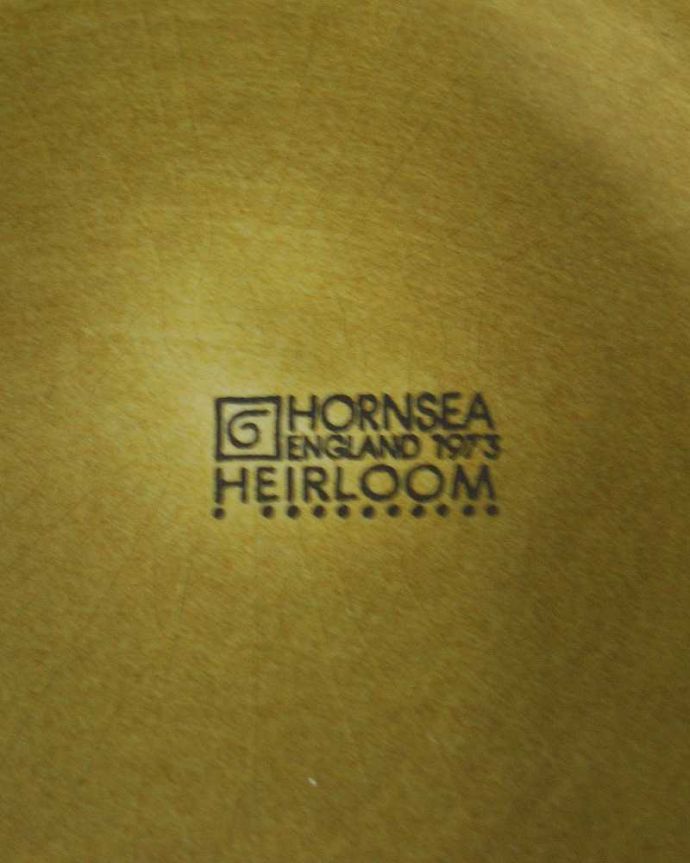 Hornsea（ホーンジー）　アンティーク雑貨　ホーンジーのアンティークのポット、「エアルーム」レイクランドグリーン。裏側には品質の証製造メーカー保証の意味がこもった窯印、ポーセリンマークがあります。(m-2836-z)