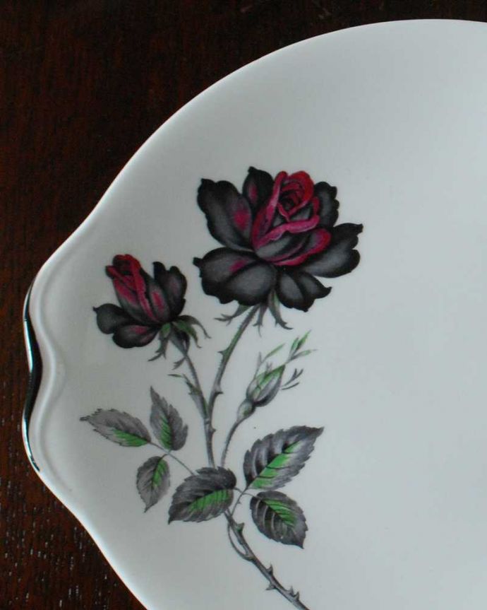 アンティーク 陶磁器の雑貨　アンティーク雑貨　ロイヤルアルバート社のマスカレードシリーズ、アンティークのB＆Bプレート。オトナ色の黒薔薇が美しいマスカレードマスカレードという名前が付いたロイヤルアルバート窯の陶磁器。(m-2843-z)