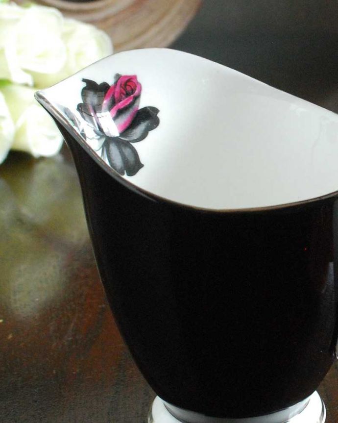アンティーク 陶磁器の雑貨　アンティーク雑貨　ロイヤルアルバート社の美しい黒薔薇のマスカレードシリーズ（ミルクジャグ）。お茶の時間に欠かせないミルクピッチャー紅茶を愛する英国のお茶の時間に欠かせないミルクティーのために作られた陶磁器のミルクピッチャー。(m-2849-z)
