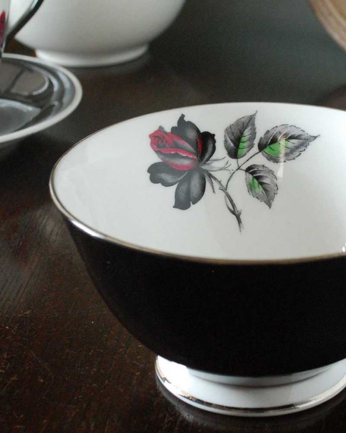 アンティーク 陶磁器の雑貨　アンティーク雑貨　ロイヤルアルバート社の美しい黒薔薇のマスカレードシリーズ（シュガーポット）。お茶の時間を華やかにしてくれるアンティークティータイムを楽しむための茶道具の一つシュガーボウル。(m-2850-z)