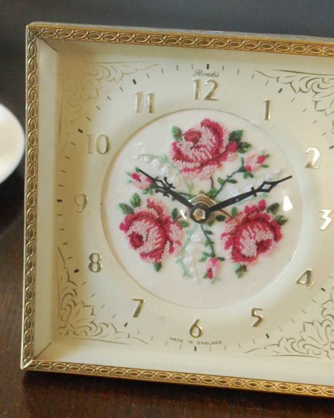 アンティーク 真鍮の雑貨　アンティーク雑貨　華やかな刺繍が可愛いアンティークプチポワンの時計。マリーアントワネットが愛した刺繍お花が刺繍で描かれたプチポワンの時計。(m-2854-z)