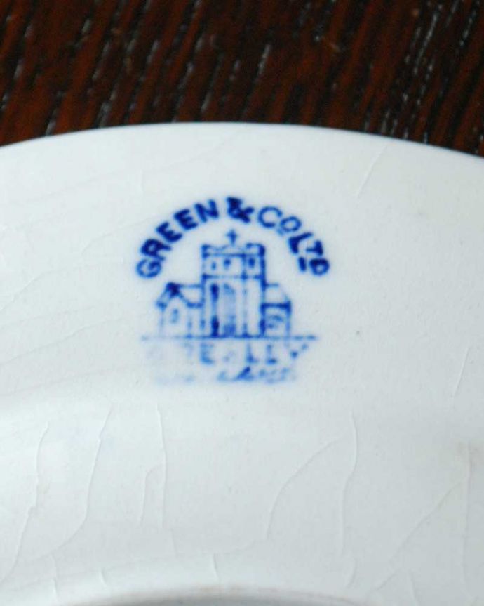 アンティーク 陶磁器の雑貨　アンティーク雑貨　高級感漂う英国アンティーク、ウィローパターンのプレート。裏側には品質の証製造メーカー保証の意味がこもった窯印、ポーセリンマークがあります。(m-2863-z)