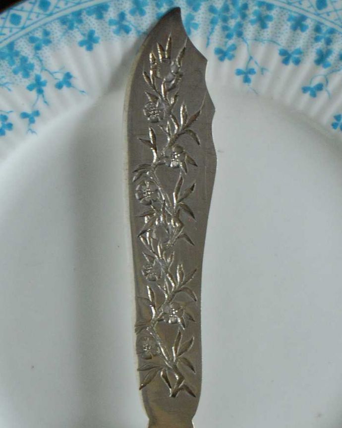 アンティーク シルバー製　アンティーク雑貨　お花模様が美しい、白蝶貝の柄のアンティークシルバープレートのバターナイフ。実際に使えるシルバーのカトラリーヨーロッパでは価値ある食器の一つであるシルバーアイテム。(m-2867-z)