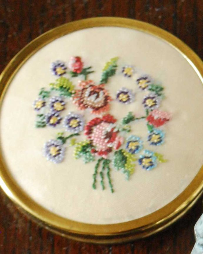 アンティーク 真鍮の雑貨　アンティーク雑貨　フランスで見つけたアンティークのフタ付きパフボール（プチポワン）。マリーアントワネットが愛した刺繍色とりどりのお花が刺繍で描かれたプチポワンのパフボール。(m-2882-z)