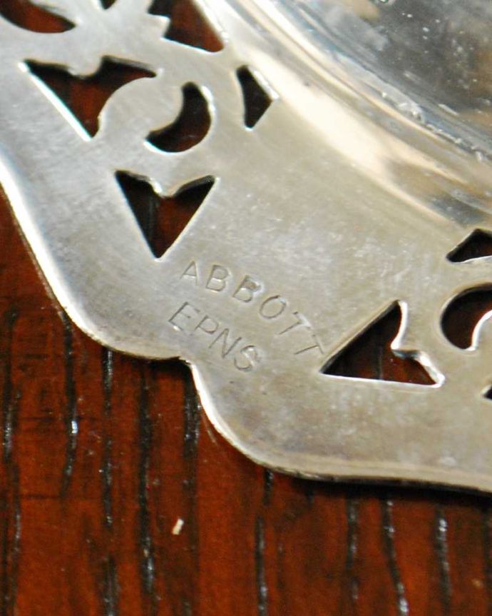 アンティーク シルバー製　アンティーク雑貨　英国アンティークシルバープレート製、フタ付きのバターディッシュ。裏側には品質の証刻印が入っていました。(m-2884-z)