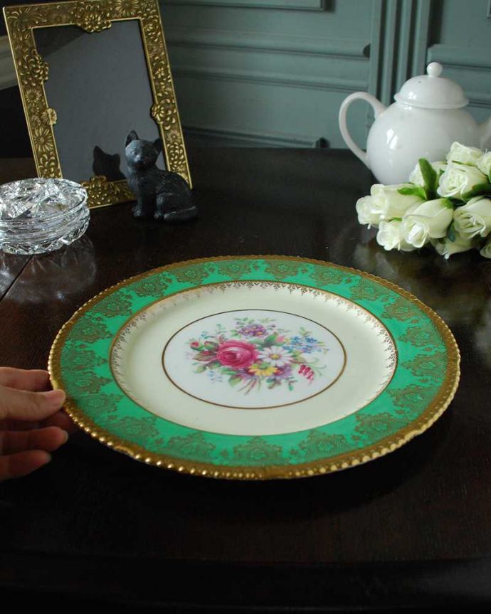 アンティーク 陶磁器の雑貨　アンティーク雑貨　グリーン×お花のブーケが華やかな、イギリスアンティークのパラゴンプレート。飾って使って楽しむアンティーク食卓で使うのはもちろん、作品として飾っておくコレクターも多いアンティークのディナープレートです。(m-2885-z)