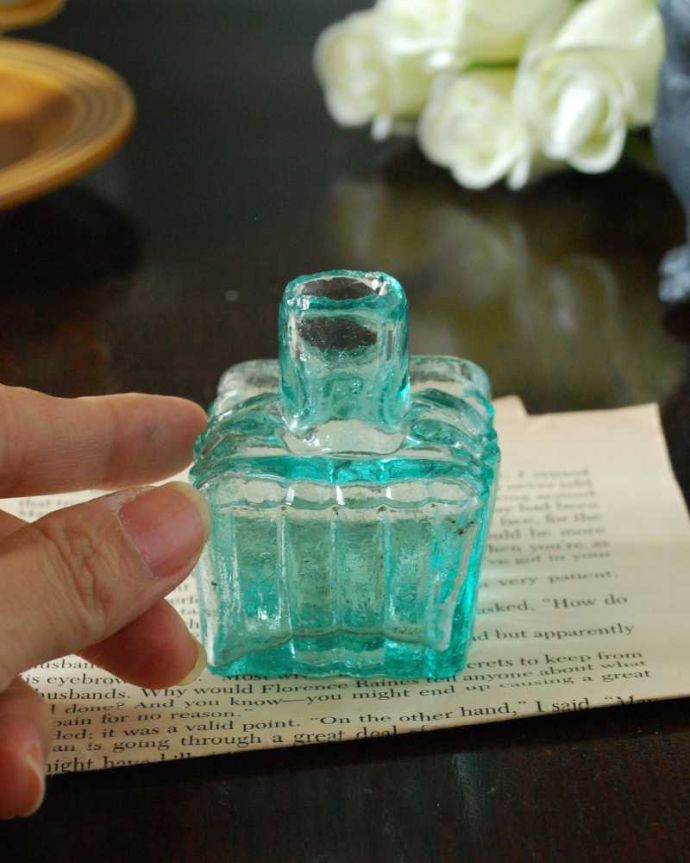 アンティーク ガラスボトル　アンティーク雑貨　ペン置きが付いたグリーンがきれいなアンティークインクボトル。一つ一つ違うガラスの表情いろんな形があったり、ちょっと不恰好だったり、気泡が入っている･･･そんな所がアンティークらしさなんです。(m-2895-z)