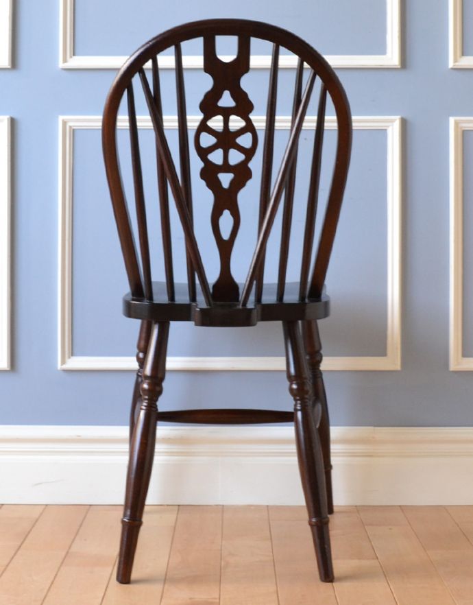 キッチンチェア　アンティーク チェア　英国から届いたアンティークの椅子、ホイールバックチェア。後ろ姿もキレイなのでとっても絵になります。(m-290-c-1)