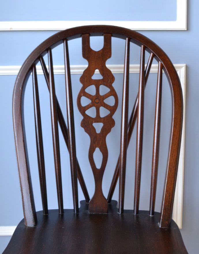 キッチンチェア　アンティーク チェア　英国から届いたアンティークの椅子、ホイールバックチェア。背中のラインには「車輪」をイメージした装飾が施されています。(m-290-c-1)