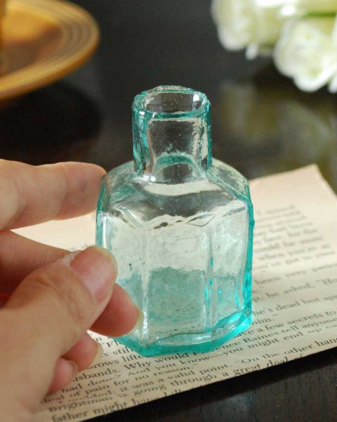 アンティーク ガラスボトル　アンティーク雑貨　ガラスのアンティーク雑貨、八角形の可愛いインクボトル。一つ一つ違うガラスの表情いろんな形があったり、ちょっと不恰好だったり、気泡が入っている･･･そんな所がアンティークらしさなんです。(m-2902-z)
