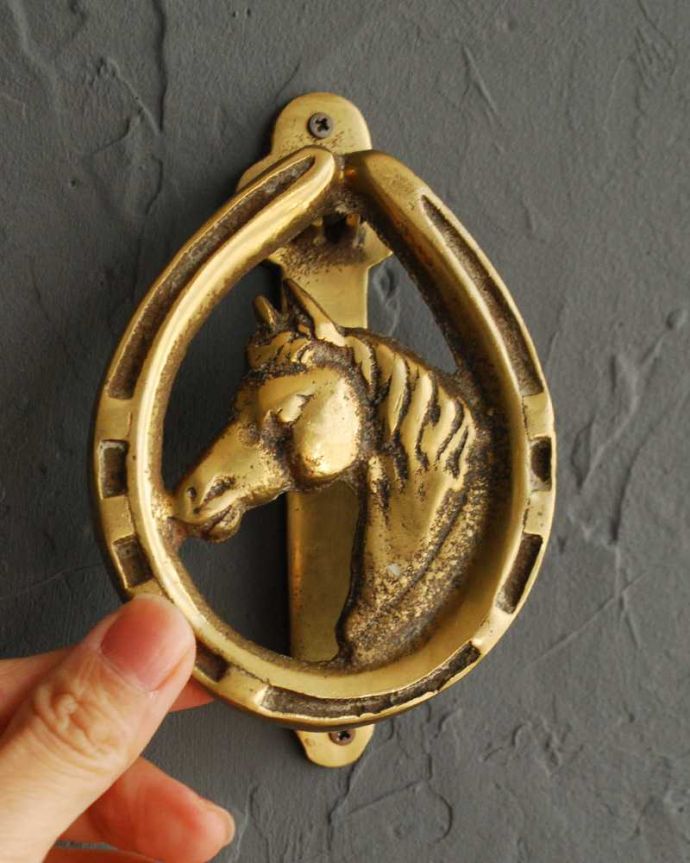 アンティーク 真鍮の雑貨　アンティーク雑貨　英国で見つけた真鍮雑貨、馬蹄形×馬のアンティークドアノッカー。大きさはこれくらいですこんな風に持ち上げてコンコンとノックして下さい。(m-2920-z)