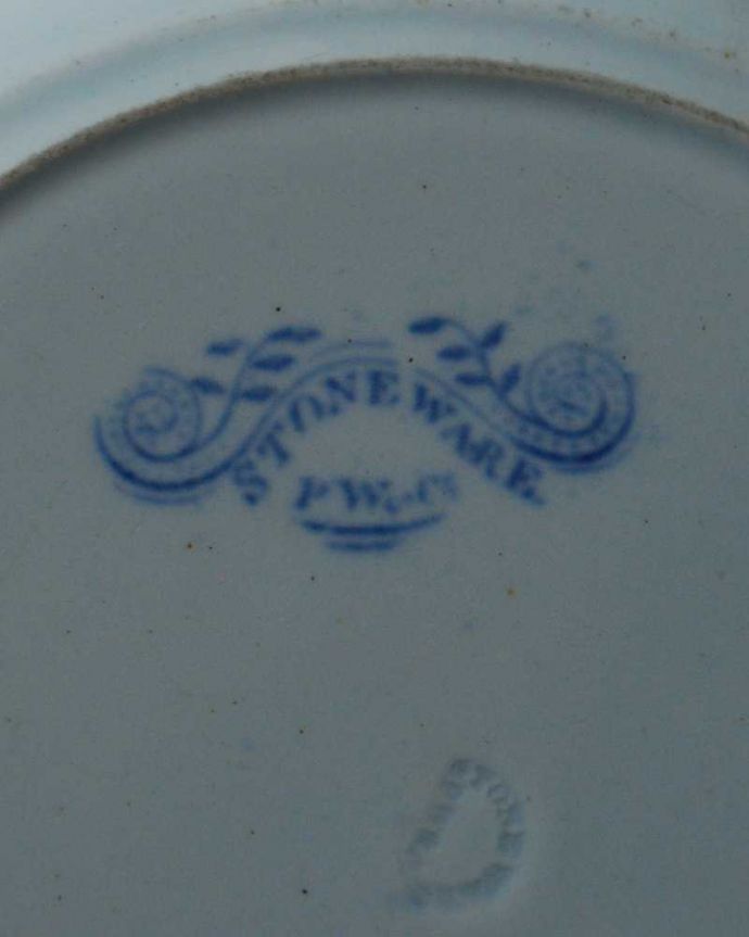 アンティーク 陶磁器の雑貨　アンティーク雑貨　英国伝統のウィローパターンが美しい、イギリスで見つけたアンティークのプレート。裏側には品質の証製造メーカー保証の意味がこもった窯印、ポーセリンマークがあります。(m-2922-z)