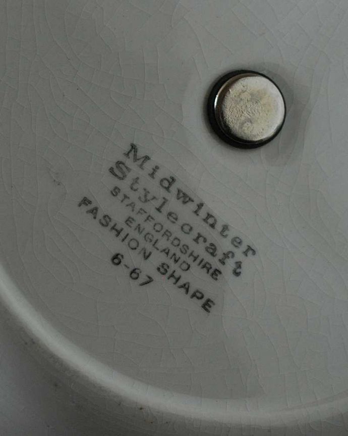 アンティーク 陶磁器の雑貨　アンティーク雑貨　イギリスのミッドウィンター社Stylecraft（スタイルクラフト）、アンティークの調味料入れセット。裏側には品質の証製造メーカー保証の意味がこもった窯印、ポーセリンマークがあります。(m-2926-z)