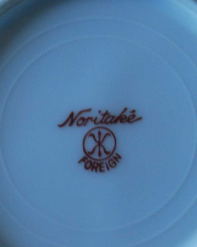 アンティーク 陶磁器の雑貨　アンティーク雑貨　イギリス輸入のアンティーク、花籠の装飾が華やかなオールドノリタケの持ち手付きボール。裏側には品質の証製造メーカー保証の意味がこもった窯印、ポーセリンマークがあります。(m-2927-z)