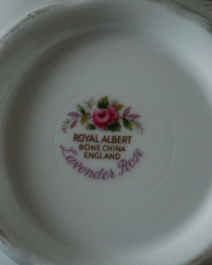 アンティーク 陶磁器の雑貨　アンティーク雑貨　イギリスで見つけたロイヤルアルバート社のアンティークバラシュガーポット（ラベンダーローズシリーズ）。裏側には品質の証バックスタンプに可愛い絵が描かれているのもロイヤルアルバートの魅力です。(m-2936-z)