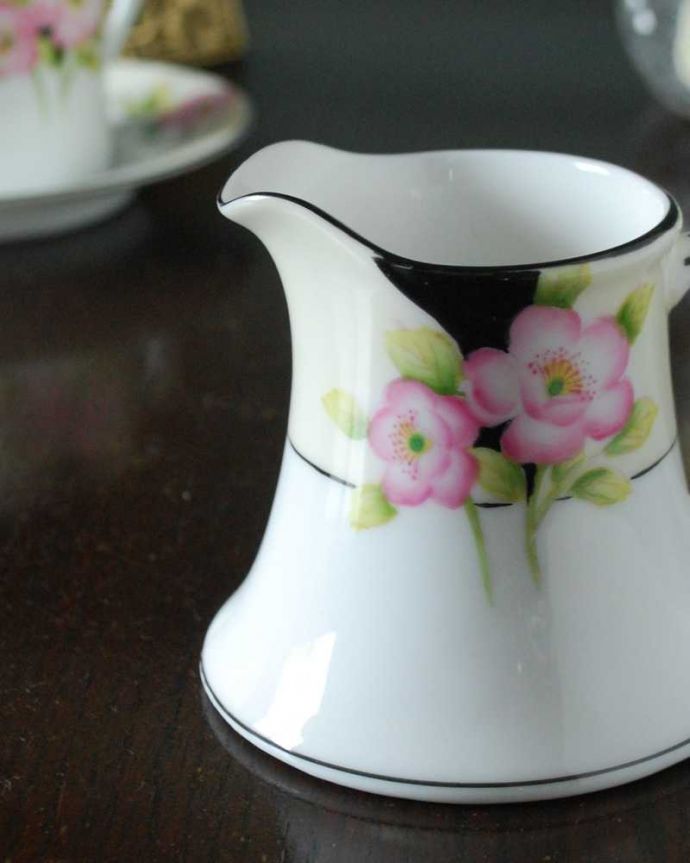 アンティーク 陶磁器の雑貨　アンティーク雑貨　イギリスから戻ってきたアンティーク、ピンクのお花が可愛いマルキ印のオールドノリタケのピッチャー。お茶の時間に欠かせないミルクピッチャー紅茶を愛する英国のお茶の時間に欠かせないミルクティーのために作られた陶磁器のミルクピッチャー。(m-2938-z)