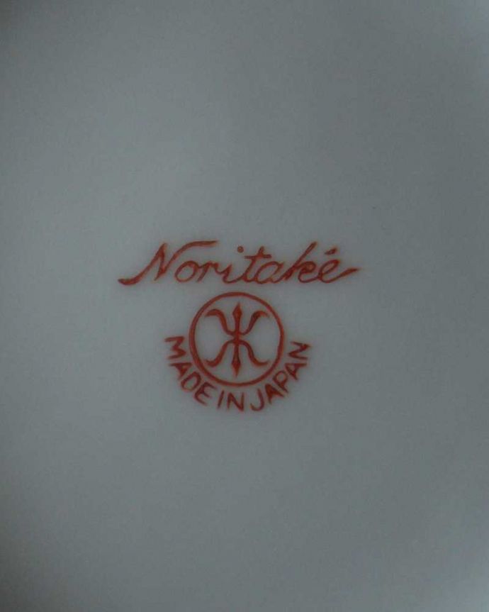 アンティーク 陶磁器の雑貨　アンティーク雑貨　イギリスから戻ってきたアンティーク、ピンクのお花が可愛いマルキ印のオールドノリタケのピッチャー。裏側には品質の証製造メーカー保証の意味がこもった窯印、ポーセリンマークがあります。(m-2938-z)
