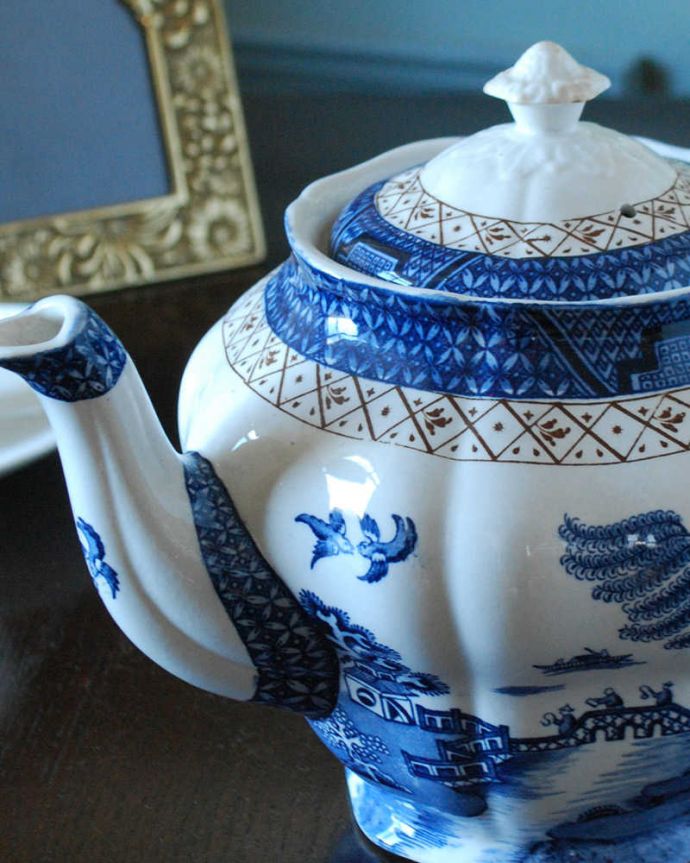 アンティーク 陶磁器の雑貨　アンティーク雑貨　英国から届いたアンティークティーポット、ブルーとホワイトの模様が美しいウィローパターン。お茶の時間に欠かせないティーポット紅茶を愛する英国のお茶の時間に欠かせない陶磁器のティーポット。(m-2939-z)
