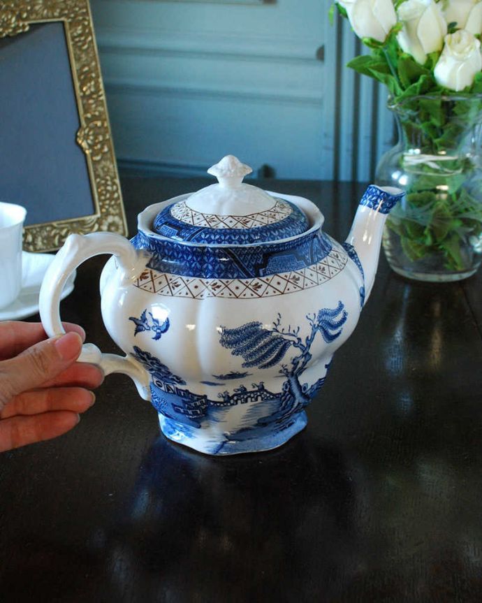 アンティーク 陶磁器の雑貨　アンティーク雑貨　英国から届いたアンティークティーポット、ブルーとホワイトの模様が美しいウィローパターン。自分だけの使い方で使ってみましょうたっぷり紅茶が注げるサイズ。(m-2939-z)