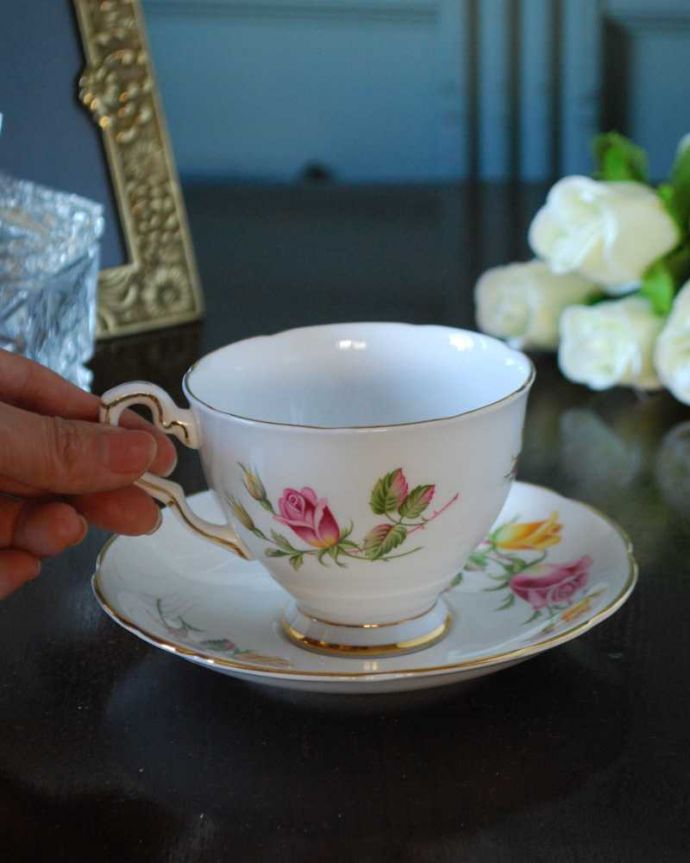 アンティーク 陶磁器の雑貨　アンティーク雑貨　ロイヤルスタッフォードの薔薇がエレガントなアンティークカップ＆ソーサー。お茶の時間をもっと優雅に･･･眺めているだけじゃもったいないので、実用的に使って下さい。(m-2942-z)