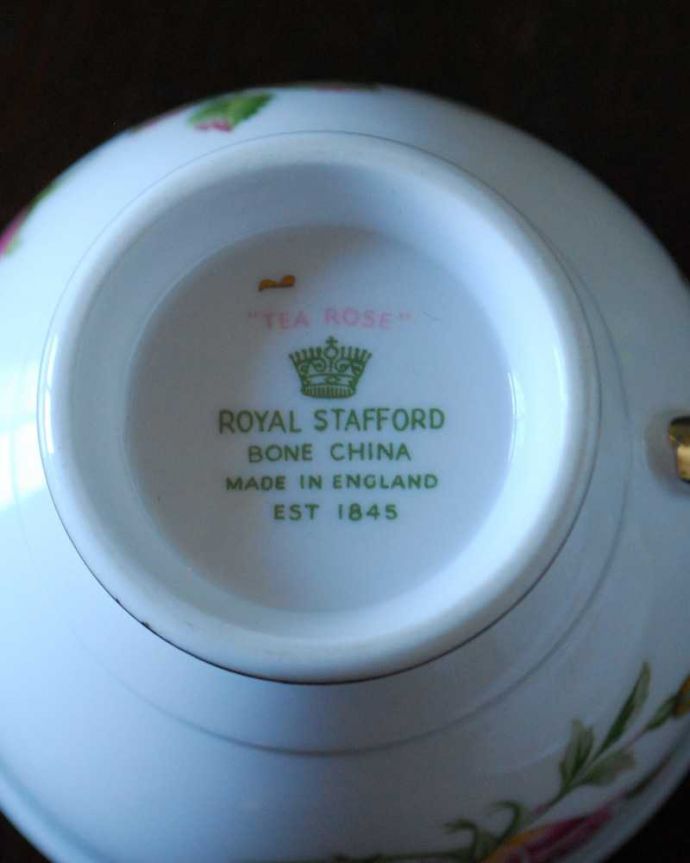 アンティーク 陶磁器の雑貨　アンティーク雑貨　ロイヤルスタッフォードの薔薇がエレガントなアンティークカップ＆ソーサー。裏側には品質の証製造メーカー保証の意味がこもった窯印、ポーセリンマークがあります。(m-2942-z)