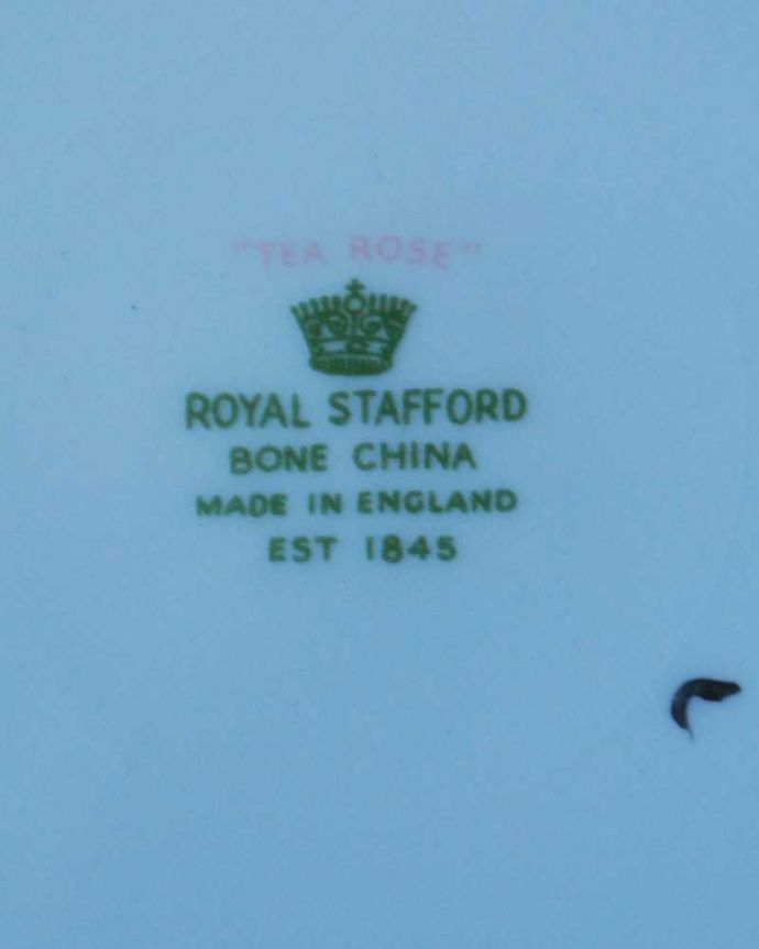 アンティーク 陶磁器の雑貨　アンティーク雑貨　ロイヤルスタッフォードの薔薇がエレガントなアンティークプレート。裏側には品質の証製造メーカー保証の意味がこもった窯印、ポーセリンマークがあります。(m-2943-z)