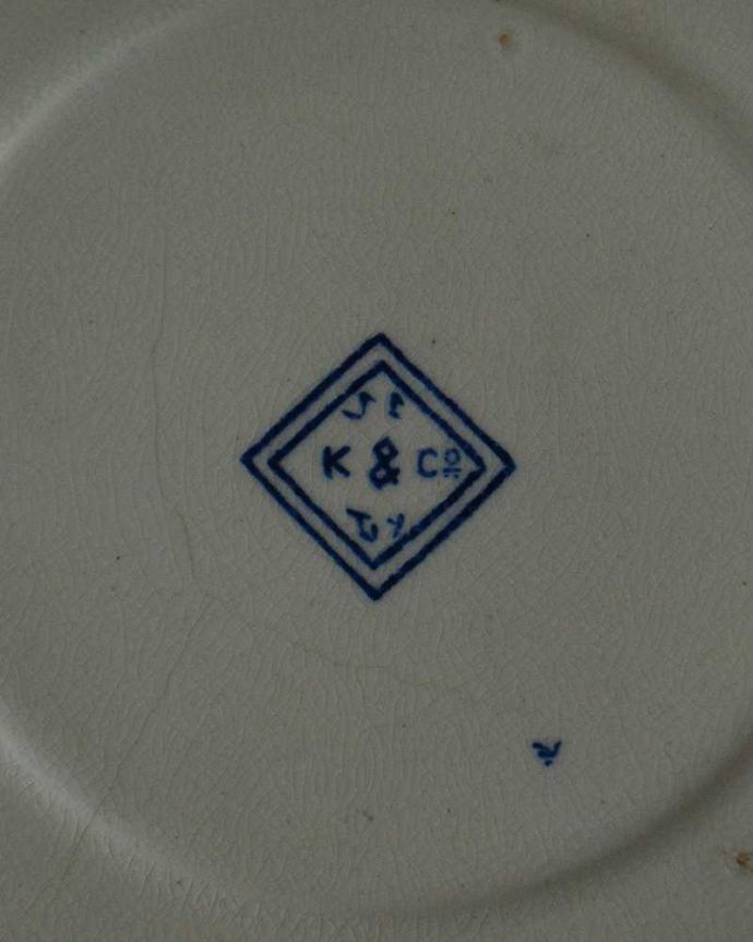 アンティーク 陶磁器の雑貨　アンティーク雑貨　英国伝統のウィローパターンが美しい、高級感たっぷりなアンティークのカップ＆ソーサー 。裏側には品質の証製造メーカー保証の意味がこもった窯印、ポーセリンマークがあります。(m-2945-z)